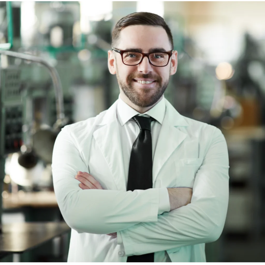 Ein Mann mit Brille und weissen Laborkittel steht in einem Labor